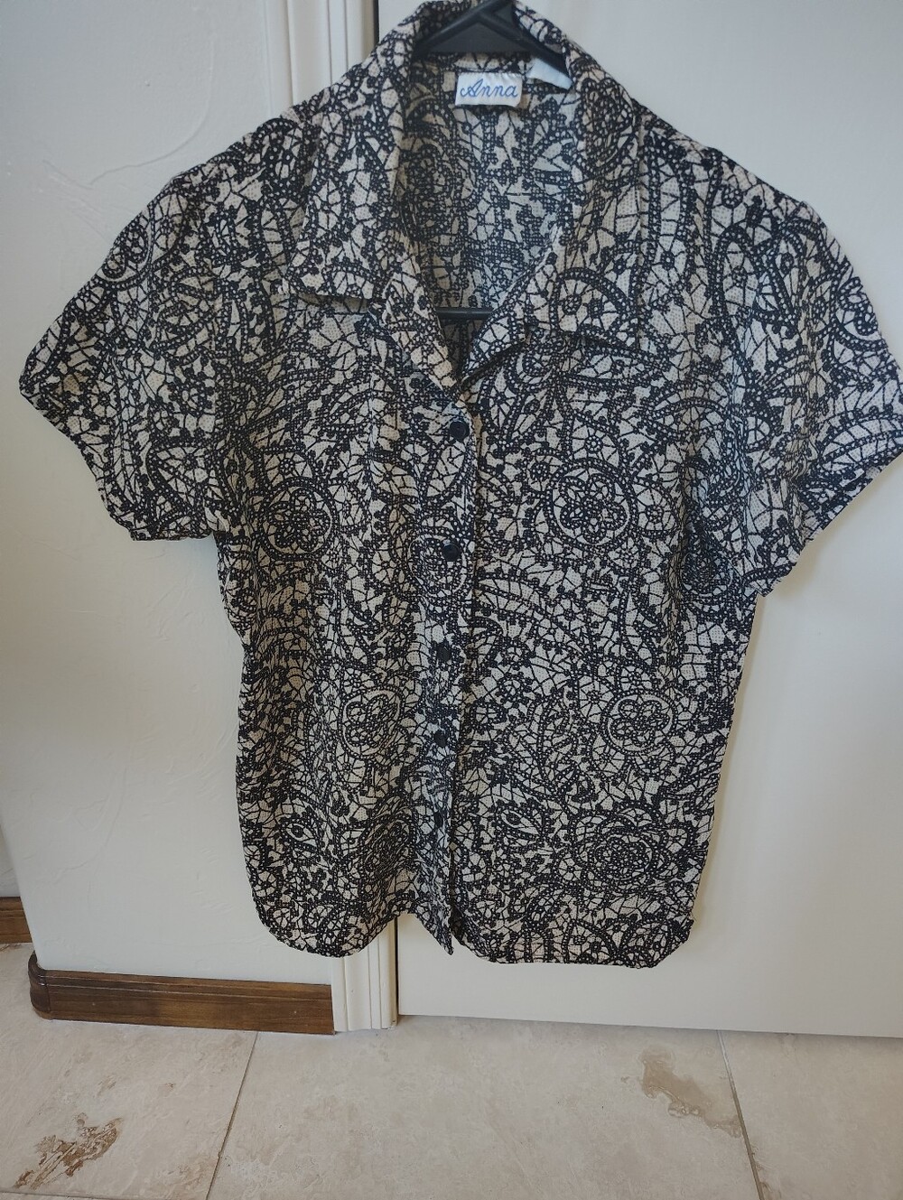 Anna Women's Black Beige Floral Collared Button-Up Short Sleeve Blouse S/M